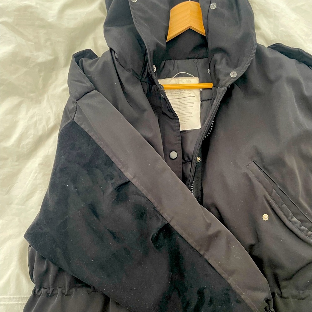 Black puffer jacket street style